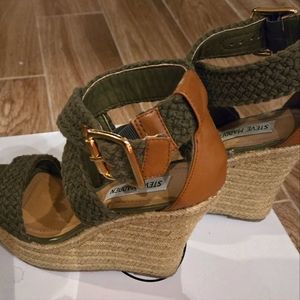 Steve Madden Olive Fabulous Sandle Size 6